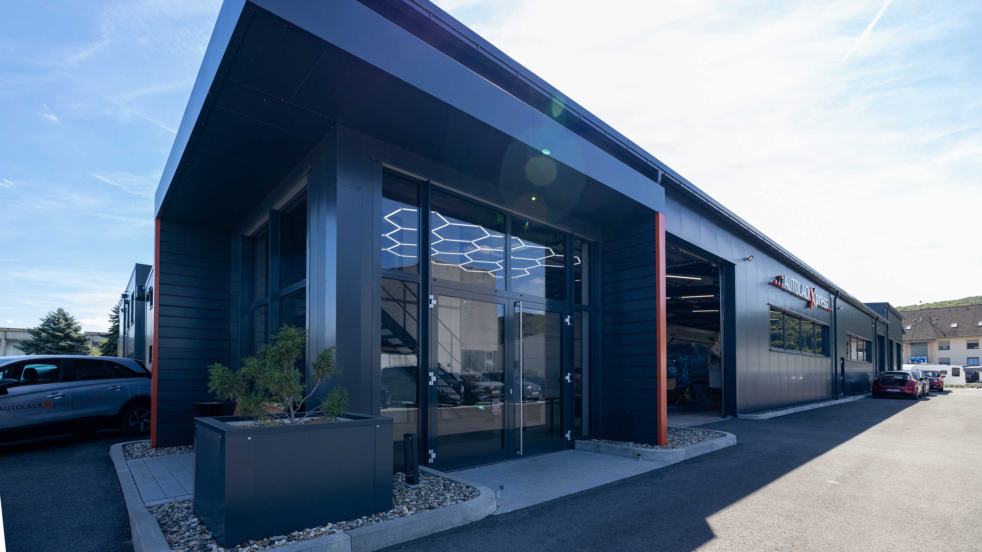 Eingangsbereich des Firmengebäude bei AutolackXpress in Bad-Sooden Allendorf